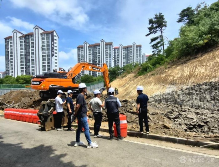6.경북교육청, 사립학교 공사현장 내 집중호우 대비 위험요인 사전점검 완료(포항제철고등학교 기숙사 증축공사 현장 점검 모습)_02.jpg