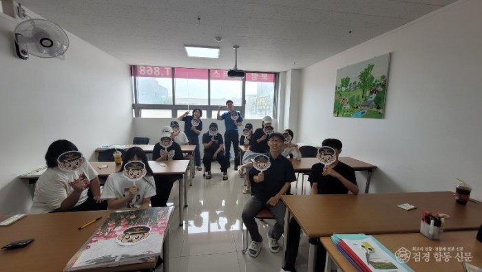간담회 단체사진.jpg