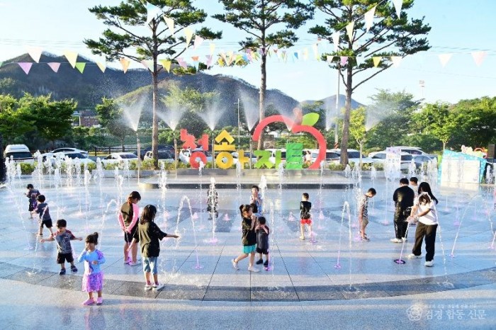 260715보도자료(청송군 종합문화복지타운, 야외 바닥분수 전격 가동!) (1).JPG