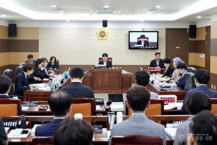(사진1)“두루뭉술한 예산이 어딨나” 인천시의회 교육위, 교육청 직속기관 질타.jpg