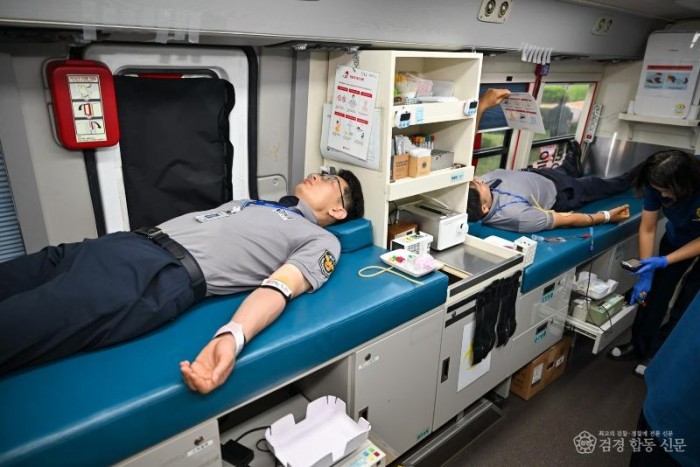 영주-1-3 영주시청 청원경찰 대원들이 헌혈을 하고 있다.jpg
