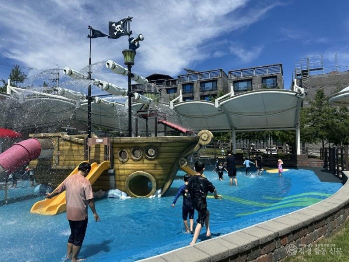 영주-4-1 영주시는 7월25일부터 가흥안뜰공원 물놀이장을 본격 운영한다(아이들이 물놀이를 즐기고 있는 모습).jpg