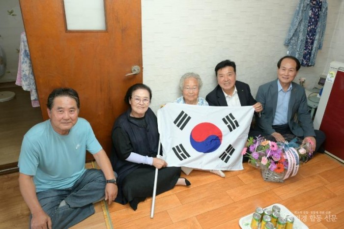100세 맞은 6·25참전유공자 배우자 위문 모습.jpg