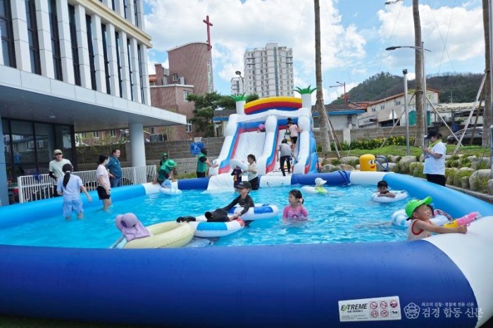 260804보도자료(새마을문고청송군지부, 슬라이드수영장 운영) (1).jpg