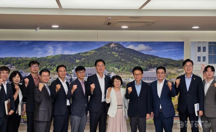 영주-1-4 황병직 영주시장·경북도의원 한뜻…경북도 찾아 미래 핵심사업 지원 건의(단체사진).jpg