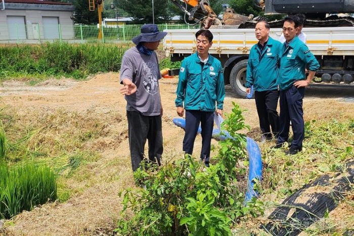 (예천군)예천군 경북 남부지역發 가뭄 확산에 선제 대응 총력(풍양면 논 갈라짐 현장 점검 사진).jpg