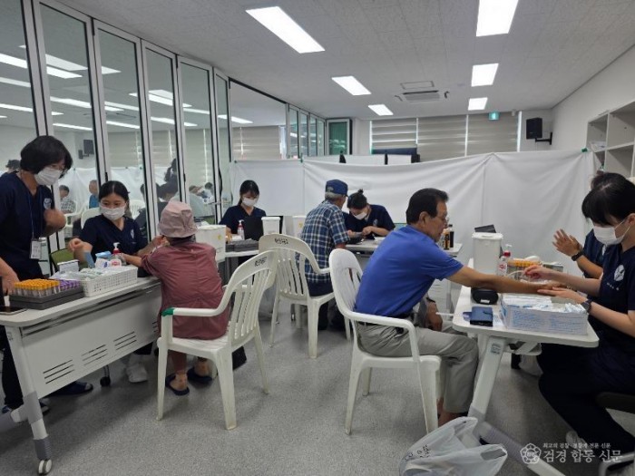11일(홍성군, 생명경외클럽과 함께 결성면서 무료 진료 펼쳐… 176명 의료봉사단 ‘구슬땀’1)_의과 진료 채혈하는 모습.jpg