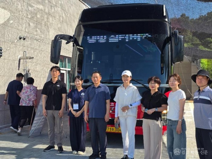 11일(홍성군, 생명경외클럽과 함께 결성면서 무료 진료 펼쳐… 176명 의료봉사단 ‘구슬땀’3)_냉방버스 운영.jpg