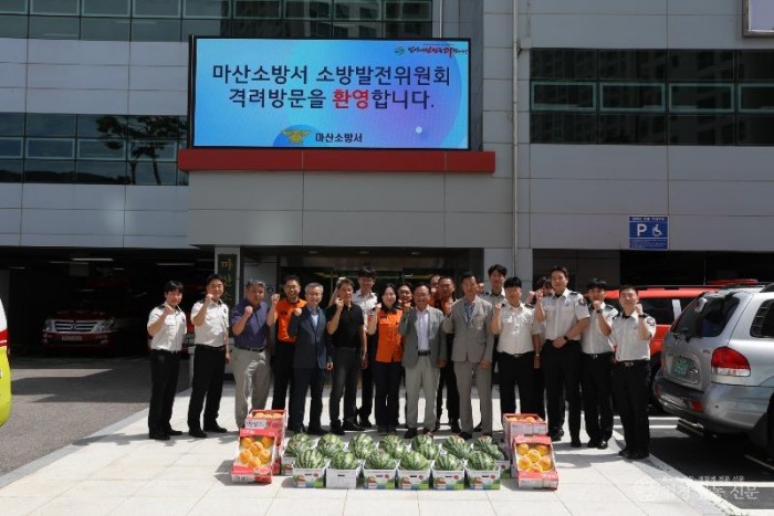 260811-5소방발전위원회 격려방문 단체 사진.JPG
