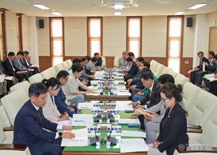 8월 11일 의원 전체 간담회(의회 회의실)[1].jpg