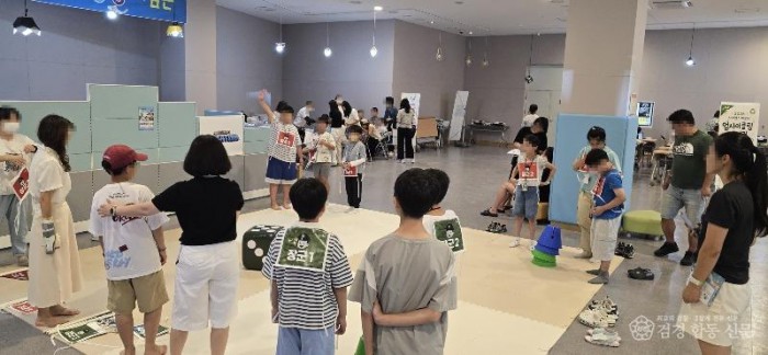 김천녹색미래과학관 사이언스피크닉 성황리에 종료-인구정책과(사진1_과학전략보드게임).jpg