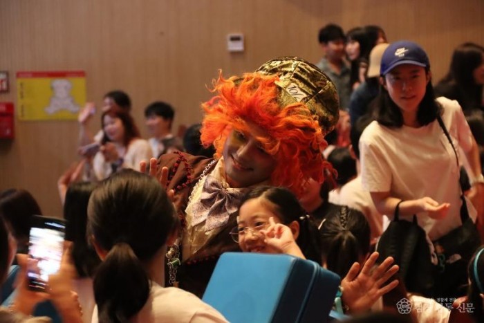 (예천군)예천문화관광재단 앨리스 인 완다랜드 뮤지컬 관객 매료(관객과 배우과 기념촬영을 하고 있는 모습).jpg