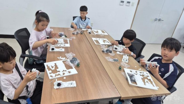 영주-1-1 지난 8월 8일 천지인전통사상체험관에서 진행된 하이브리드 자동차 장남감 만들기 체험 모습.jpg