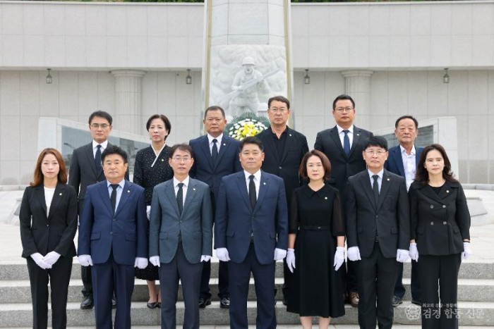 1-1. 20260710 090145 제10대 영주시의회 개원에 따른 충혼탑 참배.jpg