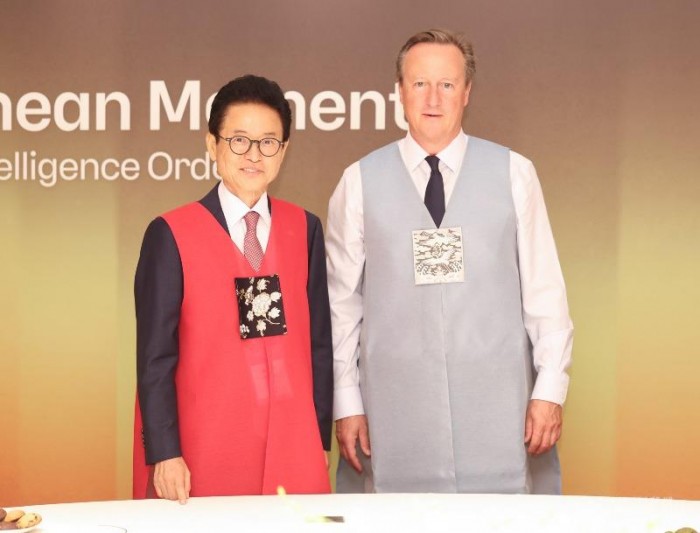 ⑥_경주_글로벌_CEO_SUMMIT_특별대담(사전환담_한복_전달__데이비드_캐머런_영국_전총리)10.jpg