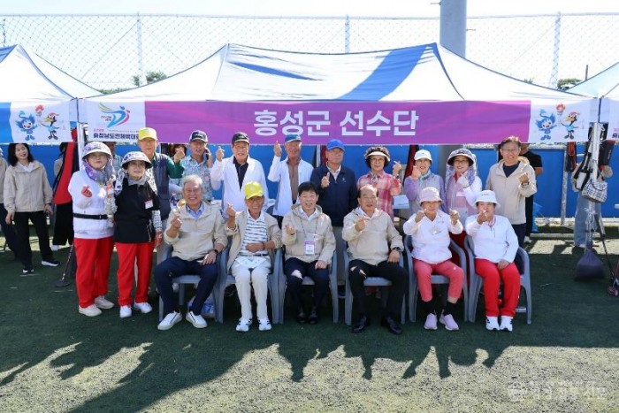 8일(홍성군, 제78회 충청남도민체육대회 종합 6위 달성4)_그라운드 골프 대표팀 기념사진.jpg
