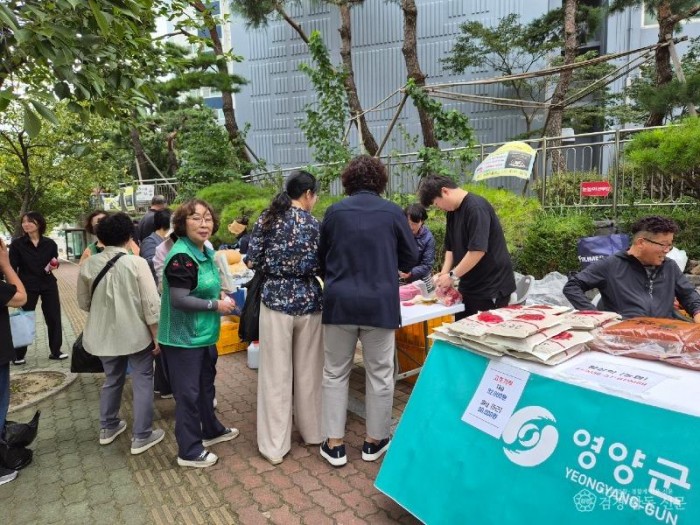 2-3. 사진(석보면, 농‧특산물 홍보 및 직거래 행사 개최).jpeg