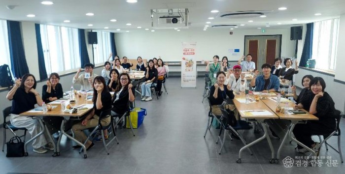 (예천군)예천문화관광재단 예천형 맞춤 문화 돌봄 프로젝트 예술로 돌봄 성료(단체사진).jpg