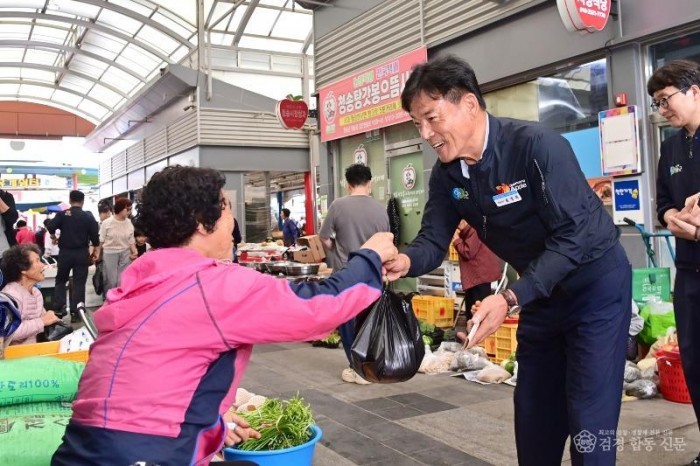 260922보도자료(청송군, 추석명절 전통시장 장보기 행사 실시 (1).jpg