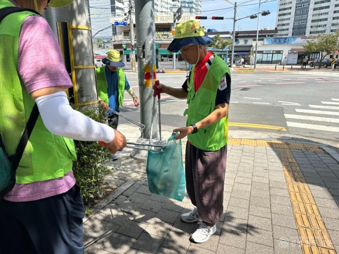 260929-진해서부노인-환경정화작업4.jpg