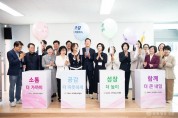 왼쪽에서부터 6번째 김장호 구미시장, 7번째 김형미 구미시여성단체협의회장(구미시 여성커뮤니티센터장 겸임).jpg