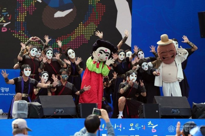 1001 13년간 축제장 누빈 탈놀이단 ‘리멤버’  안동국제탈춤페스티벌의 흥을 이끈다 (1) (1).JPG