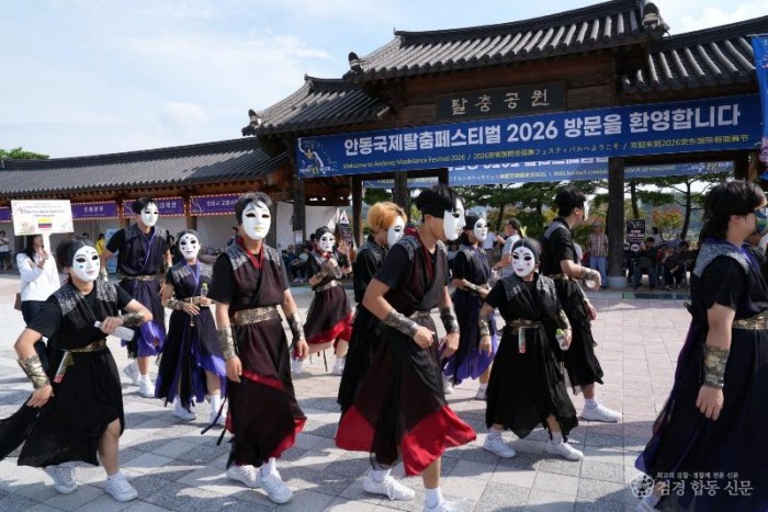 1001 13년간 축제장 누빈 탈놀이단 ‘리멤버’  안동국제탈춤페스티벌의 흥을 이끈다 (3).JPG
