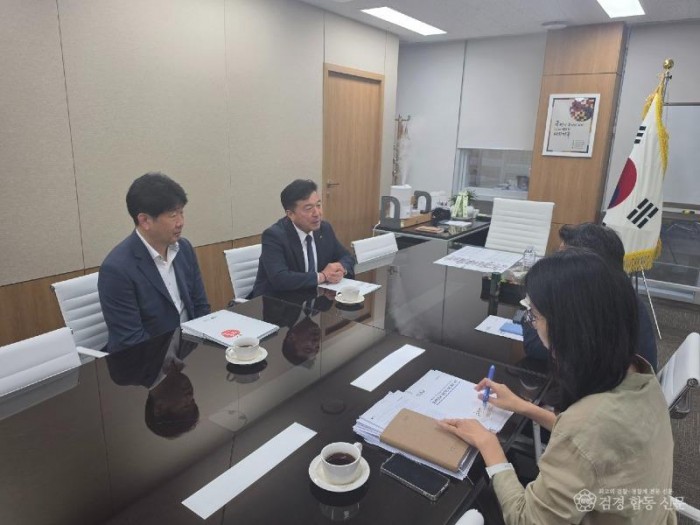 1.최재구_예산군수와_박정현_신임_지방시대위원장_면담_모습_(3).jpg