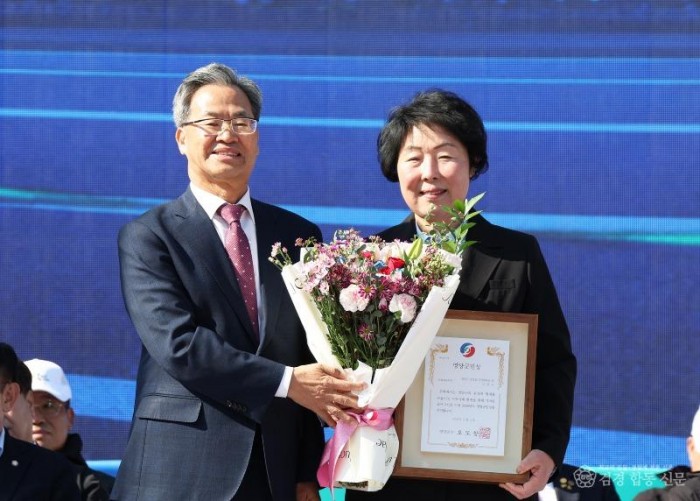 1-5. 사진(2026년 영양군민상 수상자 시상) (1).jpg