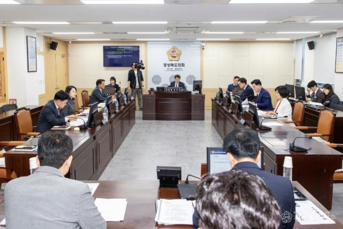 한류관광융합특별위원회 회의.jpg
