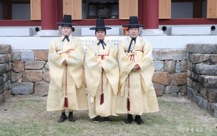 [복지정책과]추모행사 사진(왼쪽부터 정성현 구미부시장  강승수 구미시의회의장  김일수 경북도의원).jpg