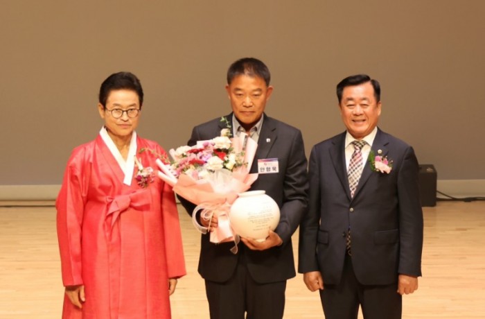 5-2. 사진(안형욱 바르게살기 영양군협의회장, 자랑스러운 도민상 수상).jpg