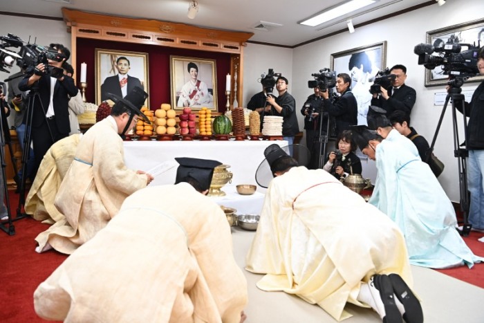 [새마을과]고국에서 다시 하나된 추모의 마음， 박정희 대통령 추모 물결1.jpg