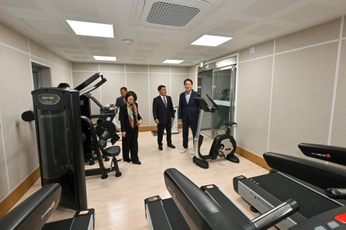 영주-7-4 영주시 휴천1동 신청사 개청…주민 소통의 새 거점 마련(체력단련실을 둘러보고 있다).jpg
