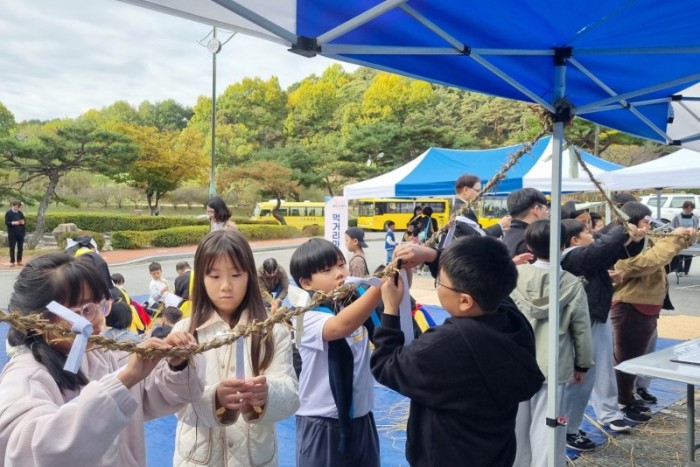 (예천군)예천군 논두렁 전통체험 행사 개최 관내 6개 초교생 100여 명 참여(체험사진(소원지 매달기)).jpg