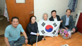 예산군, 100세 맞은 6·25참전유공자 배우자 찾아 감사 전해