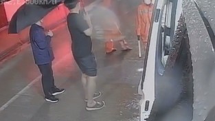 경남소방본부 소방관,  휴일 빗길 교통사고 2차 피해 막아