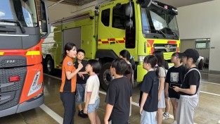 창원시봉림청소년수련관, 소방차 가까이서 보고 방화복 입어보며… 소방관 노고 체감한 청소년들