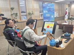 박수현 지사·엄승용 시장, ‘섬의 기억’ 작품 제출