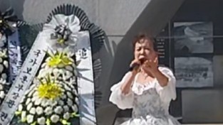 시인가수 오선장, 소년병 충혼에 헌정곡 바치다… 76주년 장사상륙작전 전승 기념식 엄수