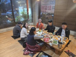 가을비도 막지 못한 반세기 우정”… 진해의 밤을 따뜻하게 물들이다