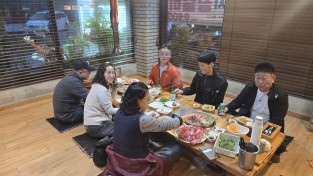 가을비도 막지 못한 반세기 우정”… 진해의 밤을 따뜻하게 물들이다