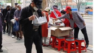 허경영 탑골공원 무료급식 매일 500명분, 월 1억 원 사비(私費)로 한파(寒波)까지 녹여