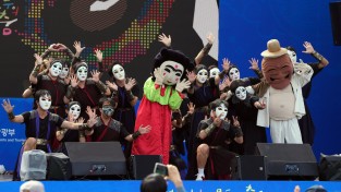 안동국제탈춤페스티벌의 흥을 이끈다
