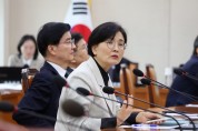국회 정치개혁특별위원회 더불어민주당 소속 위원들 광역의회의 ‘기초의회 선거구 쪼개기’ 조례 개정 규탄