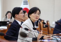 국회 정치개혁특별위원회 더불어민주당 소속 위원들 광역의회의 ‘기초의회 선거구 쪼개기’ 조례 개정 규탄