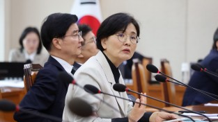 국회 정치개혁특별위원회 더불어민주당 소속 위원들 광역의회의 ‘기초의회 선거구 쪼개기’ 조례 개정 규탄