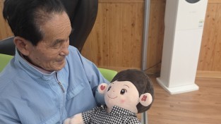 영양군 입암면지역사회보장협의체, AI 반려로봇 효돌이 대여 시작