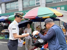 안동경찰서, 하계 휴가철 맞이 전통시장 찾아 ‘5일장 교통안전 캠페인’ 실시