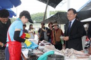 최유철 군수, 전통시장 찾아 장보기 동참… 상인들과 소통하며 전통시장 활성화 앞장